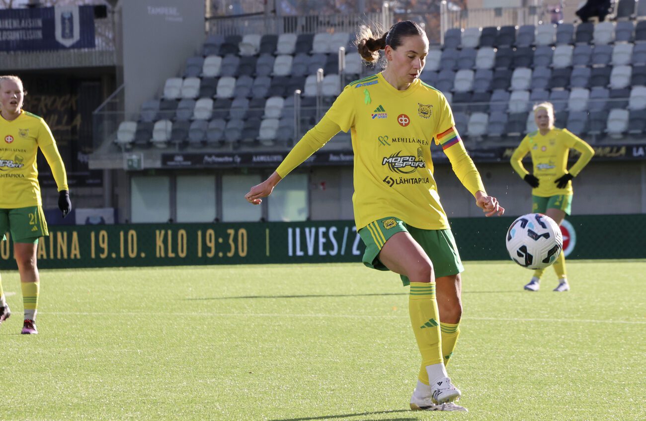 Aino taltuttaa pallon.