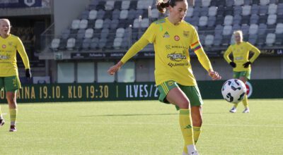 Aino taltuttaa pallon.